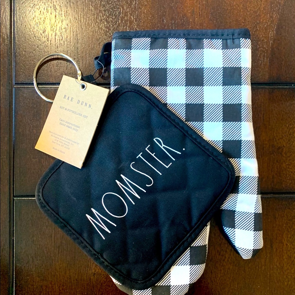 RAE DUNN “MOMSTER” Oven mit & pot holder set - NWT